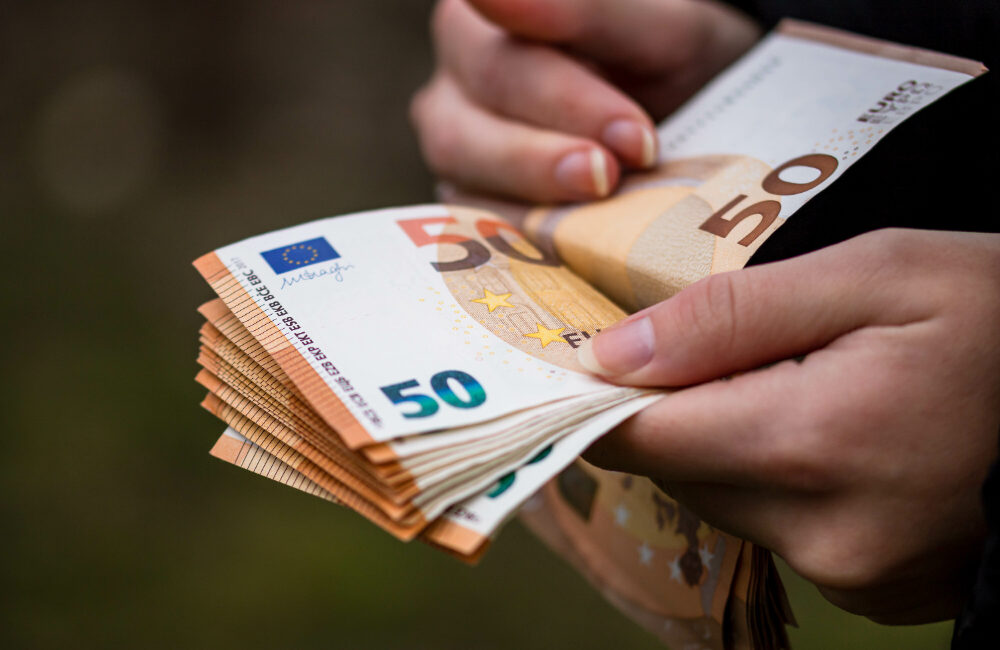 Другий подвійний платіж 2025 року: 280 євро на дитину та допомога з безробіття. Дізнайтеся про деталі передсвяткових виплат у статті.