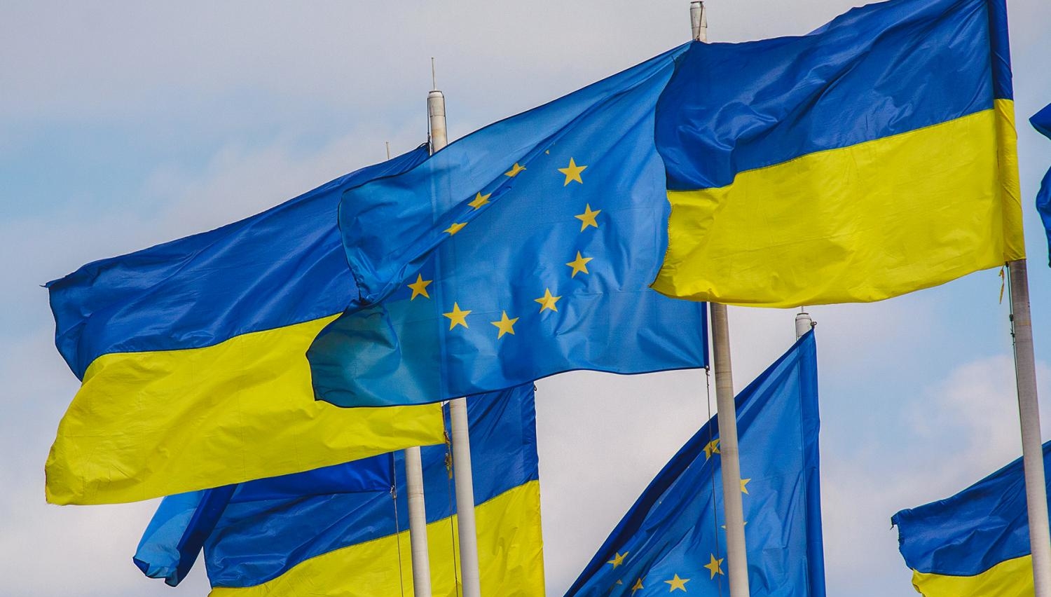 Українцям у Європі: чим відрізняється статус тимчасового захисту від міжнародного та коли варто переходити на інший.