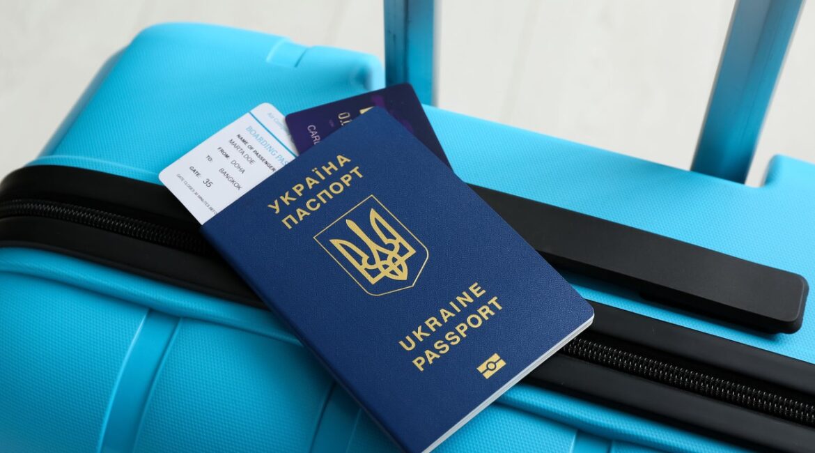 Тимчасовий захист дає швидке право на проживання, роботу і соціальну допомогу, але діє обмежений час — пояснюємо деталі.