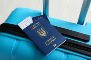 Тимчасовий захист дає швидке право на проживання, роботу і соціальну допомогу, але діє обмежений час — пояснюємо деталі.