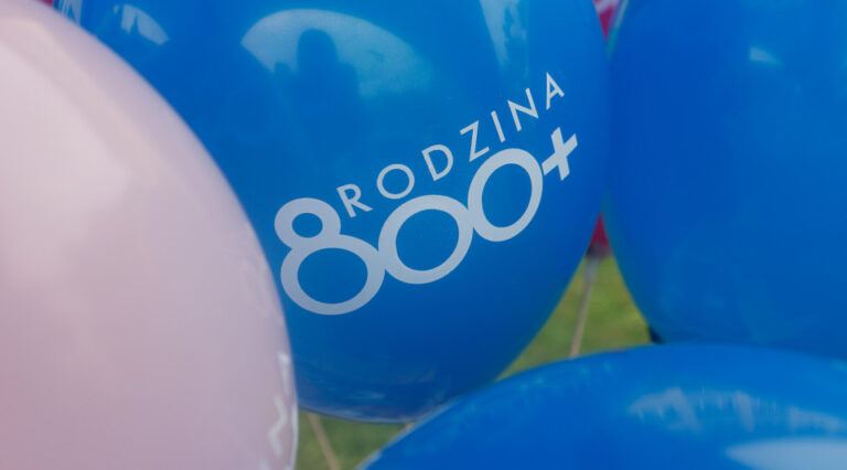 800 Plus для українців у Польщі з лютого 2026 року: чинні виплати завершуються 31 січня, для продовження потрібно подати нову заяву на період 2025/2026.