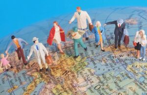 Рубрика «Міграційні питання» створена для українців, які живуть за кордоном і щодня стикаються з реальними юридичними та адміністративними рішеннями: як продовжити право перебування, що робити після зміни роботи, як оформити документи для дитини, як підтвердити легальність доходів, де є ризики депортації або відмови — і як діяти правильно з першого кроку.