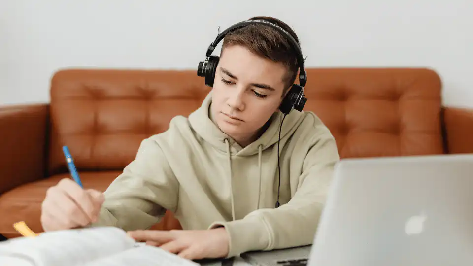 BSN для українців у Нідерландах: реєстрація в gemeente, потрібні документи, доступ до медицини, банку, школи та DigiD.