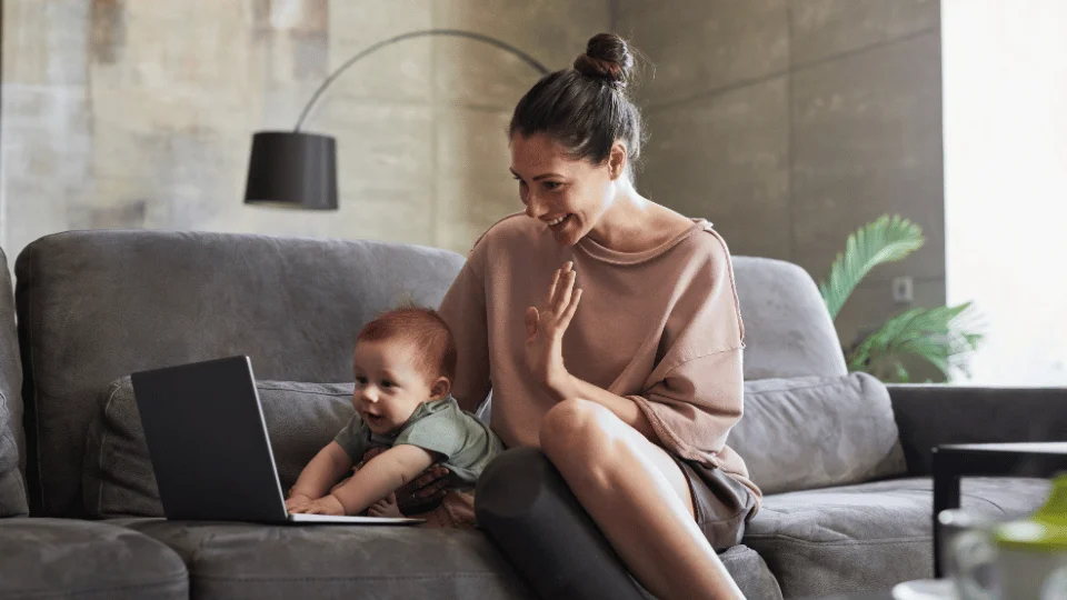 Латвія у 2026 році пропонує гнучку систему декретних і батьківських відпусток. Пояснюємо, хто має право на виплати і скільки можна отримати.