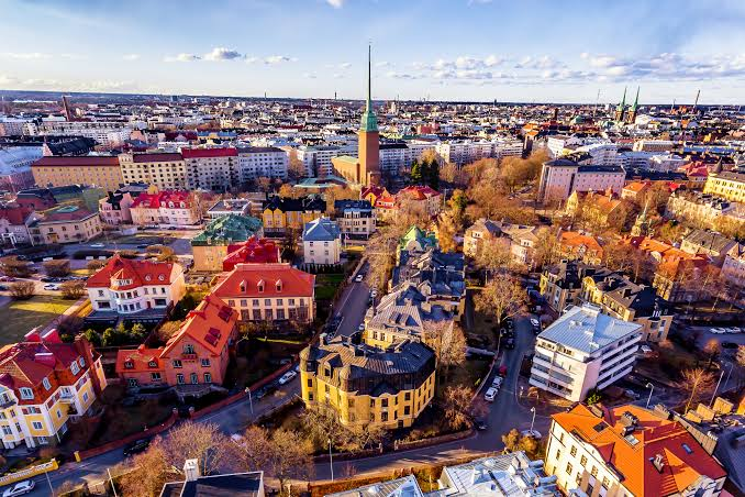 Українці у Фінляндії: актуальна інформація про тимчасовий захист до 2027 року, роботу, зарплати, оренду, Kela, медицину та освіту.